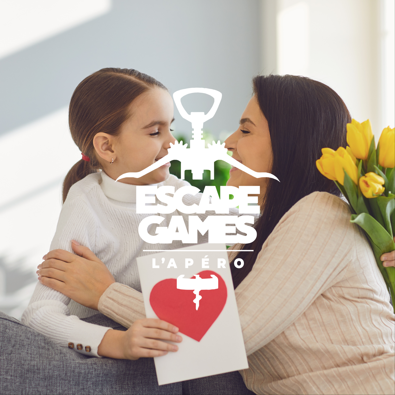 Famille riant en résolvant les énigmes du bon cadeau fête des mères Opération Apéro