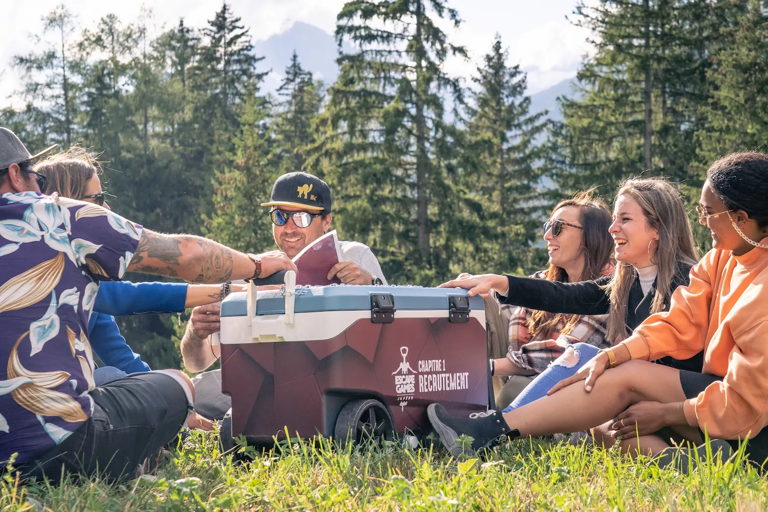 Opération Apéro EVG EVJF avec glacière et groupe d'amis